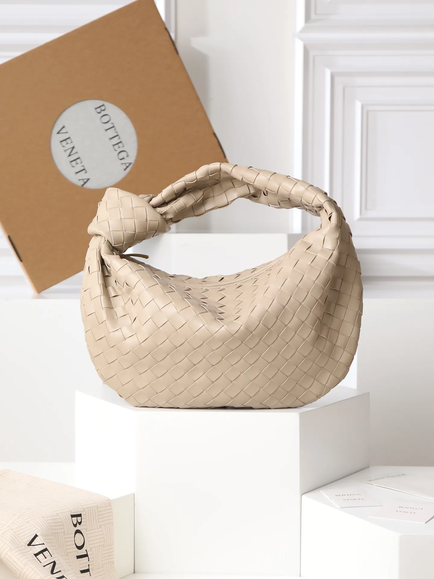 1100. 🌟𝐁𝐨𝐭𝐭𝐞𝐠𝐚 𝐕𝐞𝐧𝐞𝐭𝐚 ——— jodie (medium size) The medium size is very attractive in real life. It is firm and sturdy in the hand. The first impression is that it is particularly durable👍 You can see the well-designed knot on the handle. When carrying it on the shoulder, pay attention to the knot being placed directly under the hand. In this way, it can not only fix the position of the handbag, but also prevent the handbag from slipping due to long walks. It can easily accommodate a variety of cosmetics. In one word, it is "very easy to hold". Style number: 690225 Size: 36✖️21✖️13